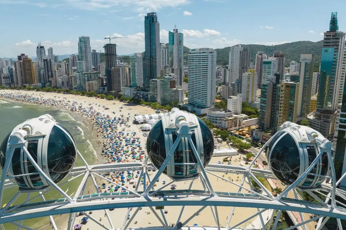 Um Passeio do alto da Roda Gigante de Balneário Camboriú Um Passeio do alto da Roda Gigante de Balneário Camboriú
