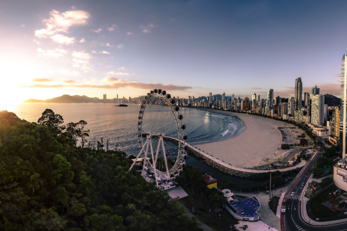 Um Passeio do alto da Roda Gigante de Balneário Camboriú Um Passeio do alto da Roda Gigante de Balneário Camboriú