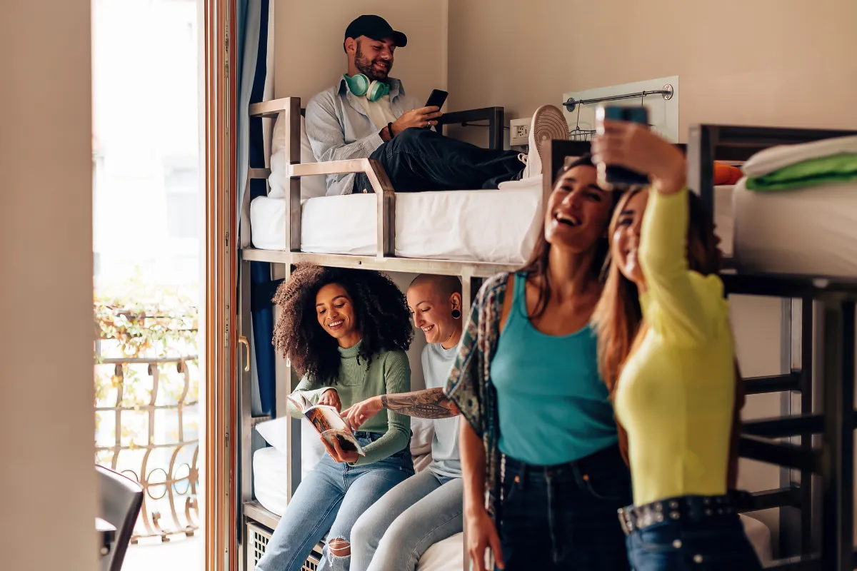 10 Dicas para fazer amigos viajando sozinho Amigos em hostel