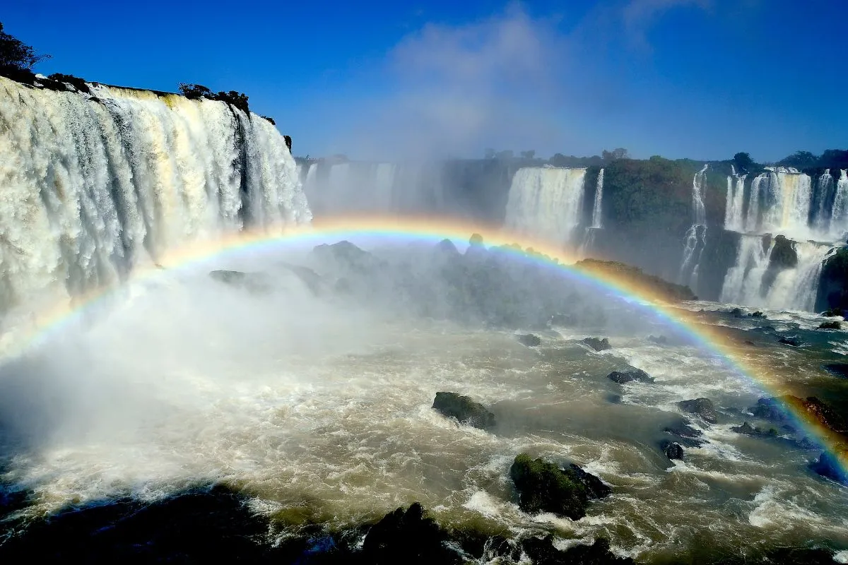 Cataratas do Iguaçu: Onde fica, como chegar e dicas para aproveitar ao máximo Arco Iris Cataratas do Iguaçu