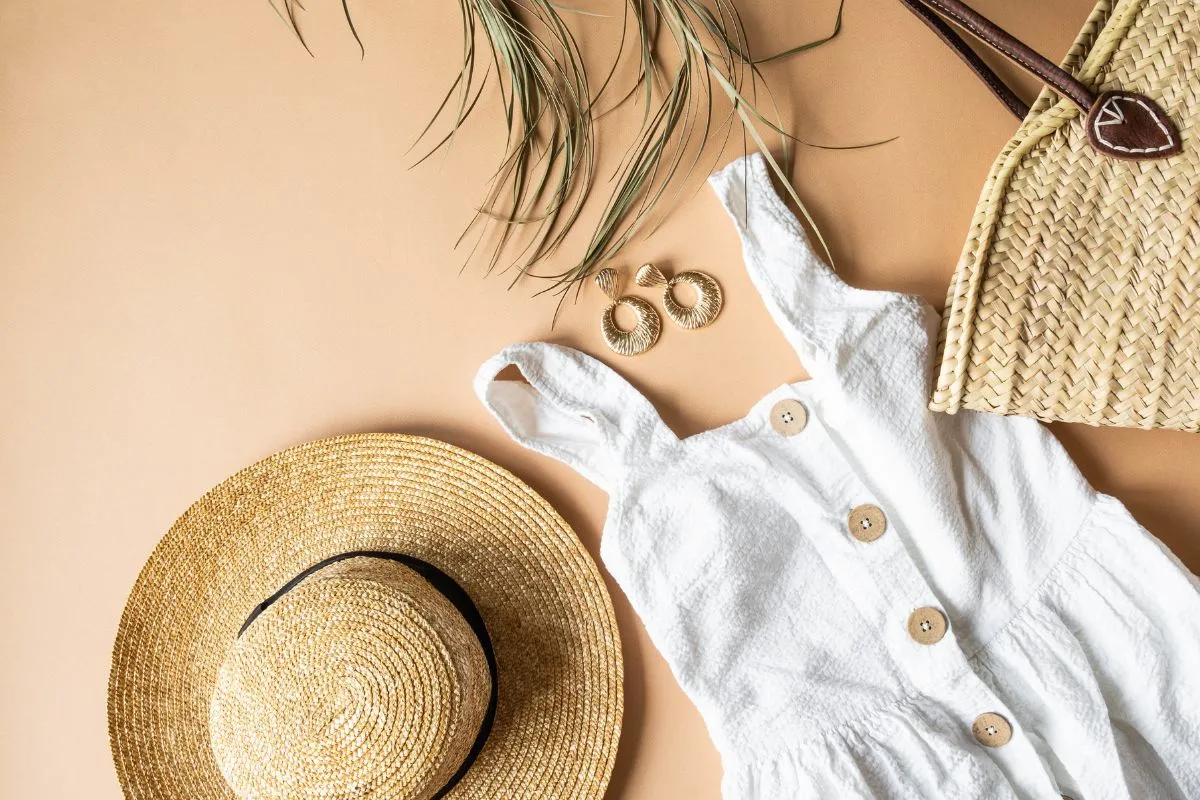 coisas para levar para praia: chapéu, vestido