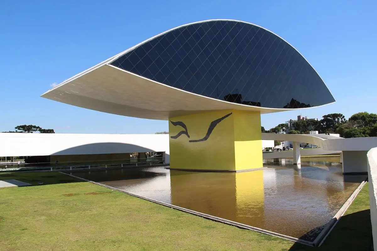 Conheça o Museu Oscar Niemeyer em Curitiba: O Maior Museu de Arte da América Latina Conheça o Museu Oscar Niemeyer em Curitiba: O Maior Museu de Arte da América Latina