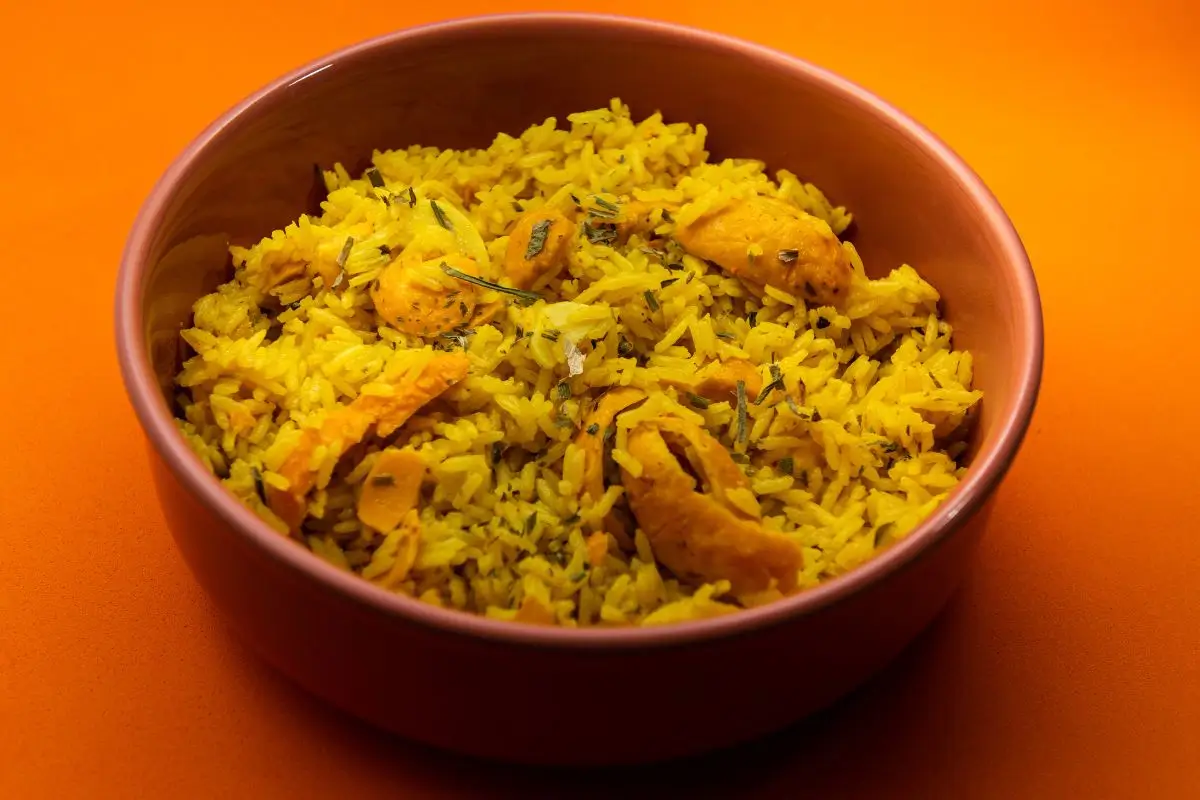 Viaje e prove a Comida Típica do Centro-Oeste: Pratos, sobremesas e bebidas! Comida Típica do Centro-Oeste: arroz com pequi