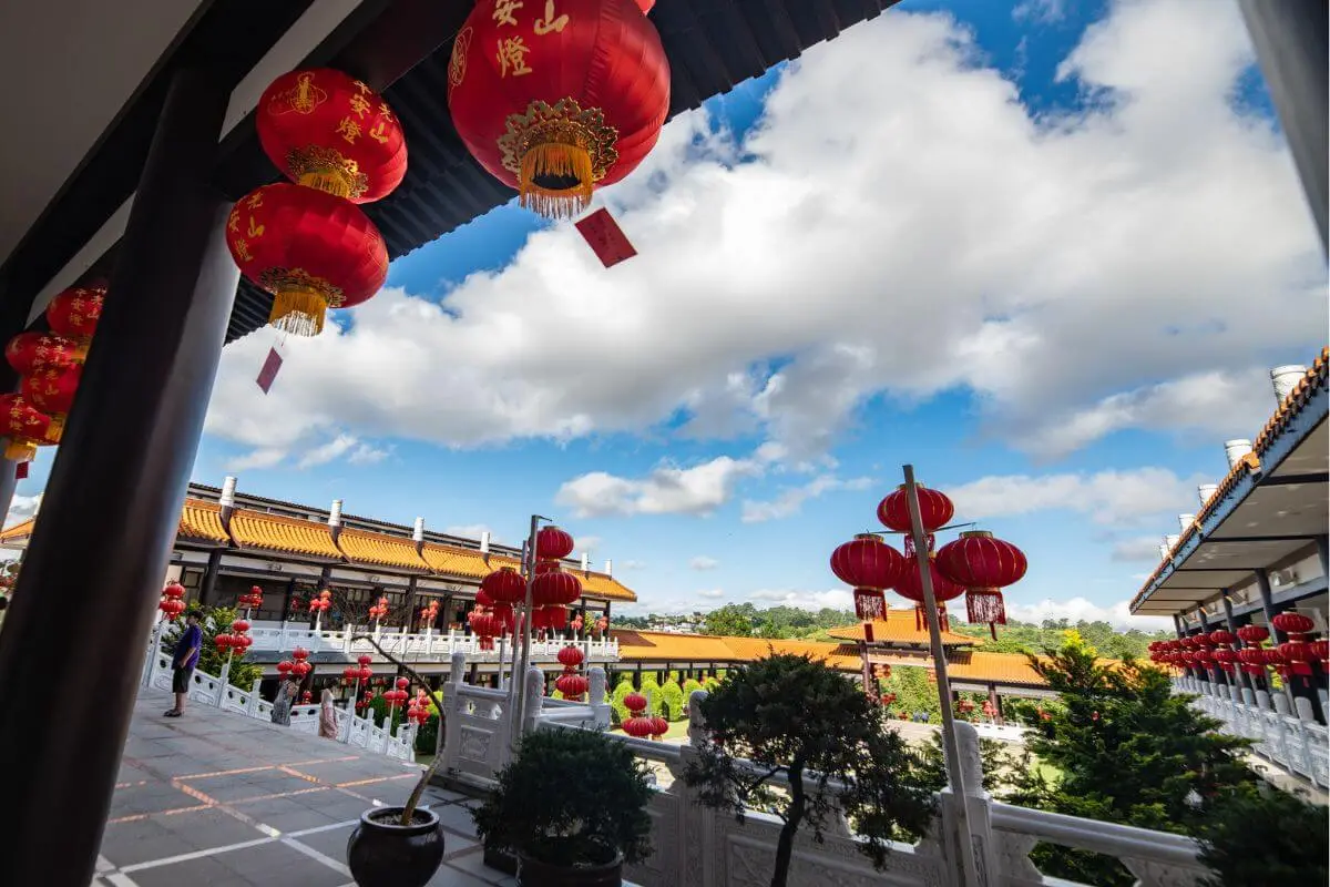 Templo Zu Lai em Cotia: Conheça o Maior Templo Budista da América Latina Jardim do Templo Zu Lai - Cotia - SP