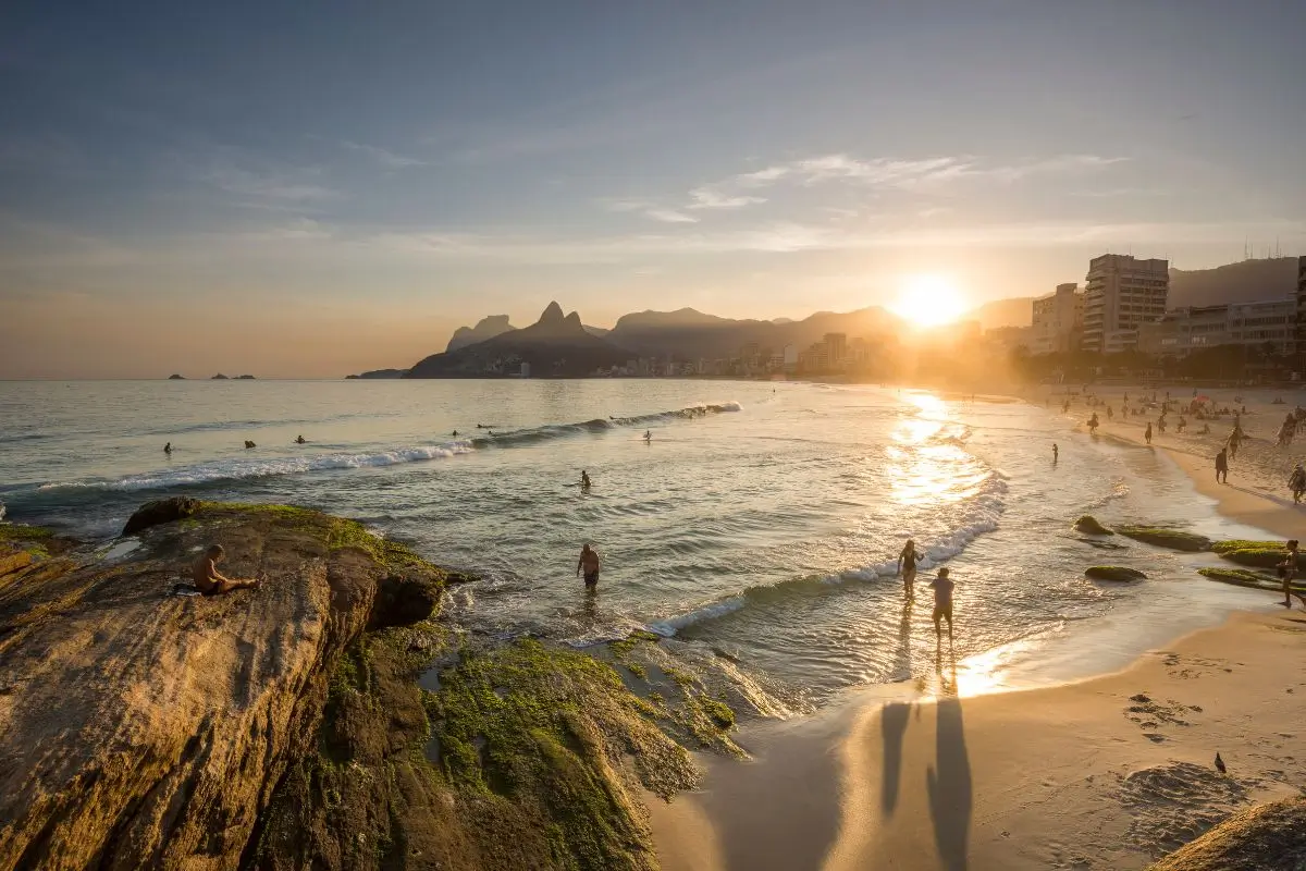 rio com crianças: por do sol na praia do arpoador rj
