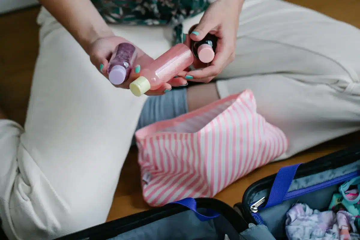 Kit para higiene pessoal: O que levar na mala para evitar perrengues Itens em miniatura na necessaire