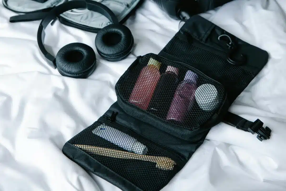 Kit para higiene pessoal: O que levar na mala para evitar perrengues Necessaire de viagem