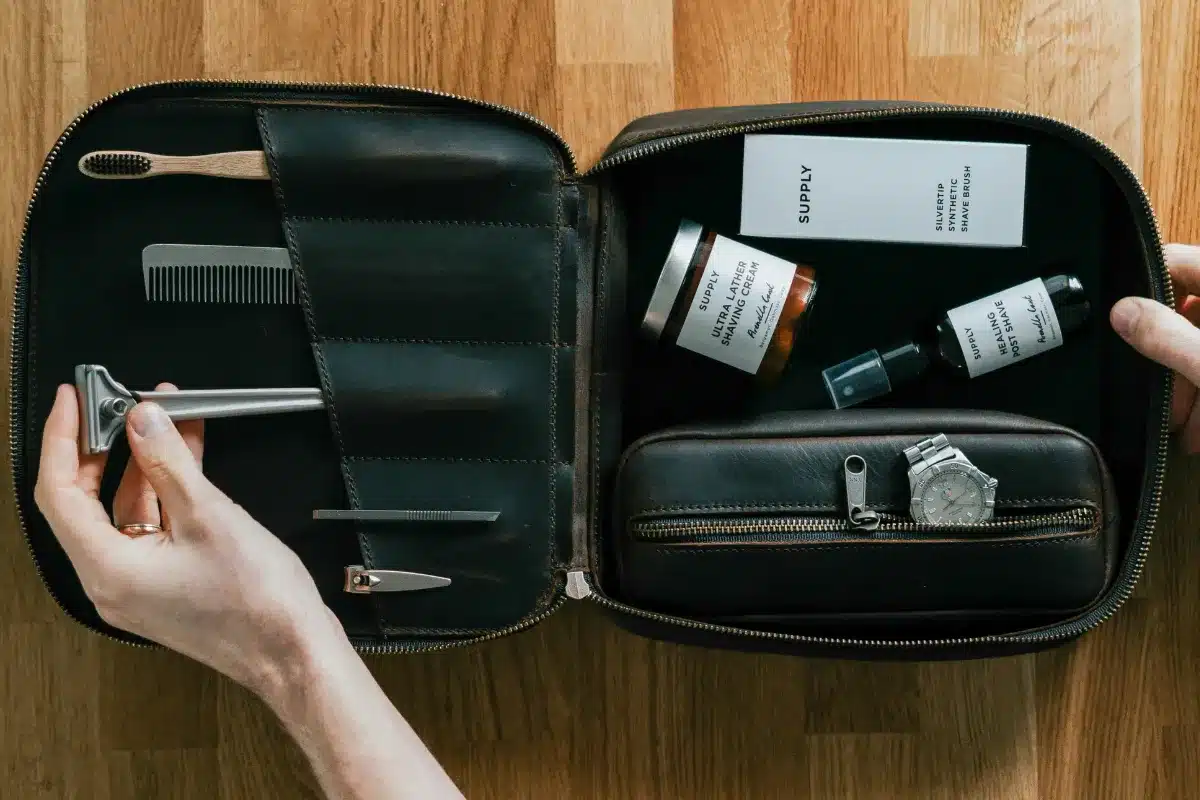 Kit para higiene pessoal: O que levar na mala para evitar perrengues necessaire dobrável