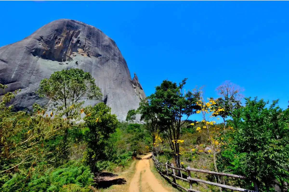 o que fazer na pedra azul es