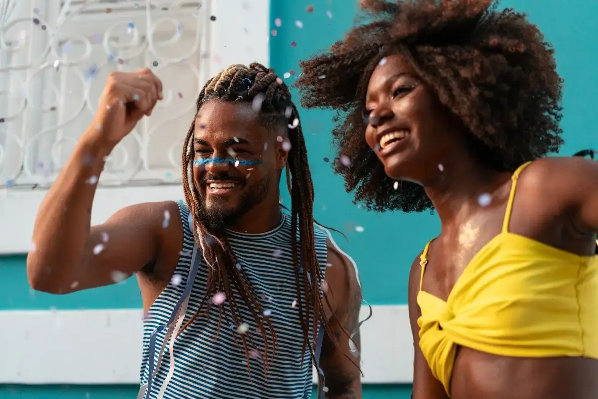 Casal se divertindo no carnaval
