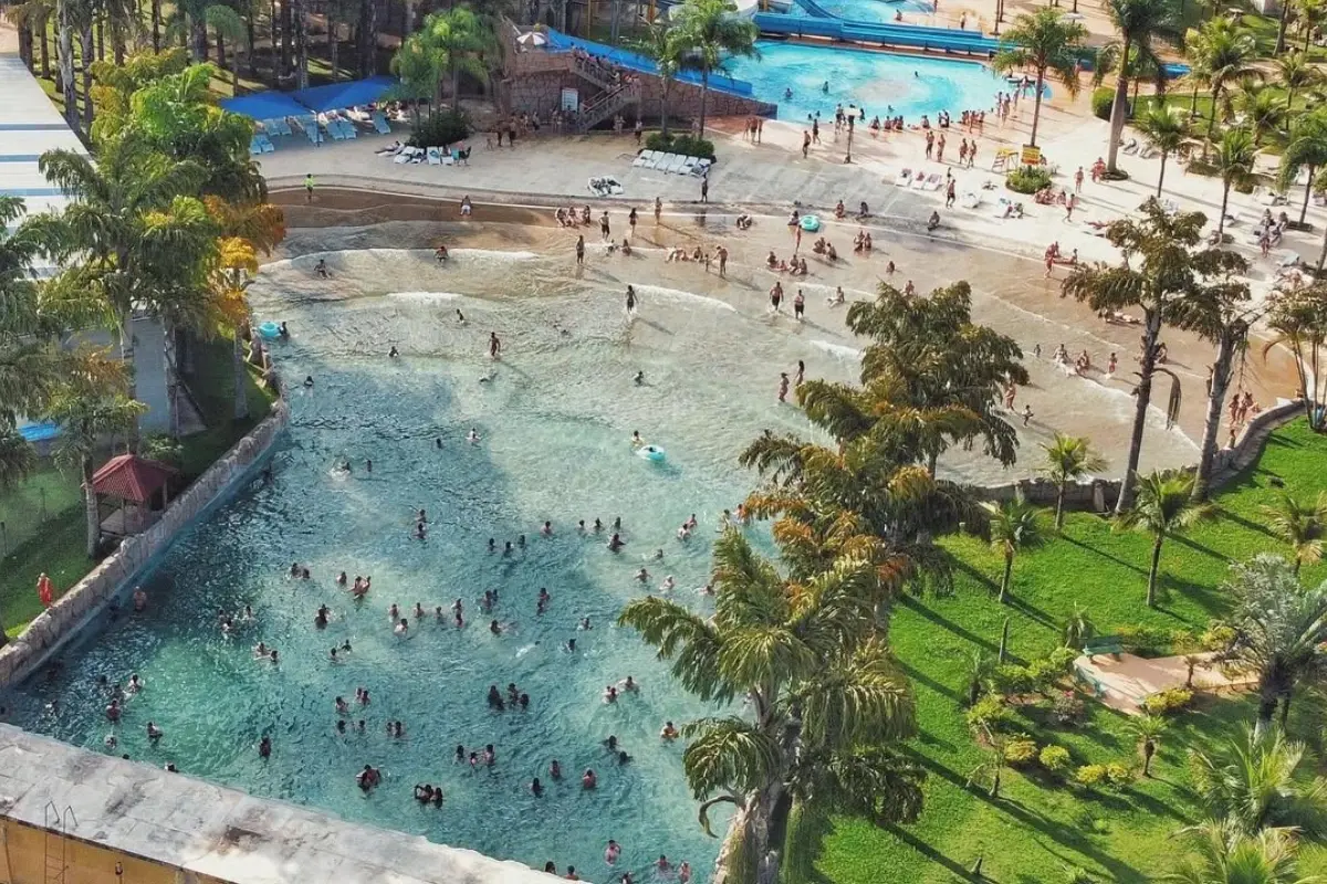Onde se refrescar em SP: 4 parques aquáticos que são o refúgio perfeito no Carnaval A piscina de ondas do Thermas do Vale promete refrescar os foliões neste Carnaval. Foto: Divulgação.