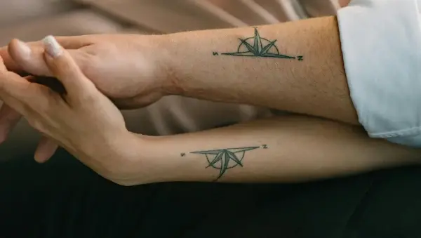 Ideias criativas de tatuagem de viagem para eternizar seu roteiro. Fonte: Canva.