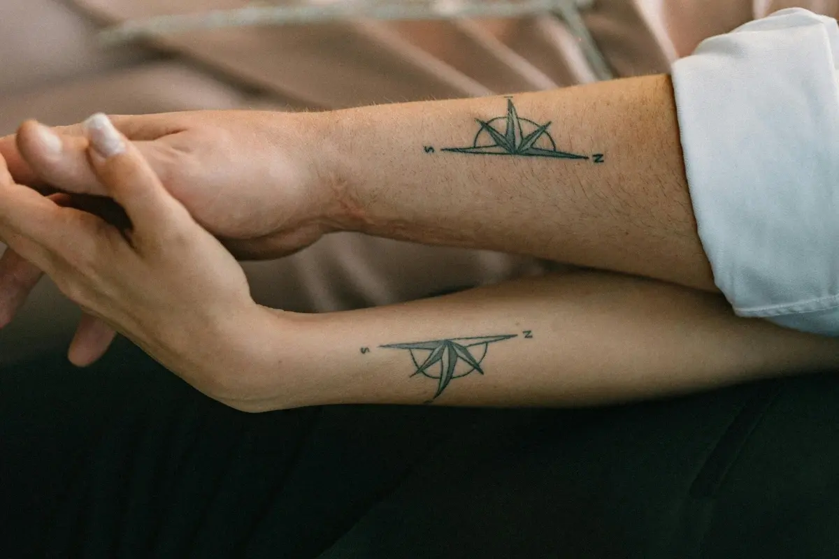 Tatuagem de Viagem: 50 ideias criativas e seus significados para eternizar seu roteiro Ideias criativas de tatuagem de viagem para eternizar seu roteiro. Fonte: Canva.