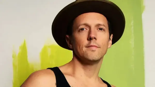 Jason Mraz fará shows no Brasil em março de 2026. SP, RJ, BH, Curitiba e Porto Alegre são os locais da turnê. Foto: Divulgação.