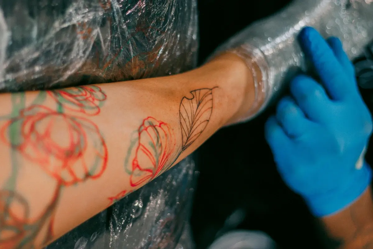 Tatuagem de Viagem: 50 ideias criativas e seus significados para eternizar seu roteiro Recordações de viagens geram conteúdos para tatuagens. Fonte: Canva.