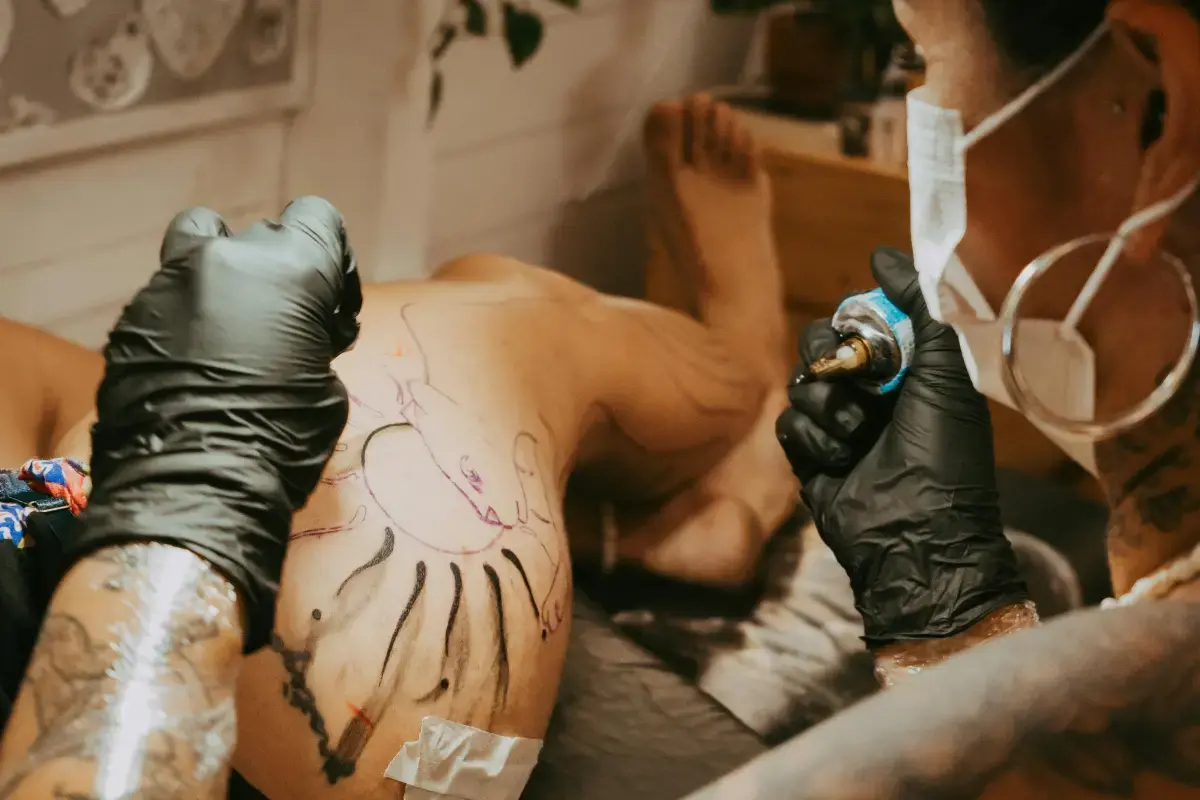 Tatuagem de Viagem: 50 ideias criativas e seus significados para eternizar seu roteiro Uma viagem inesquecível pode ser tema de tatuagem. Fonte: Canva.