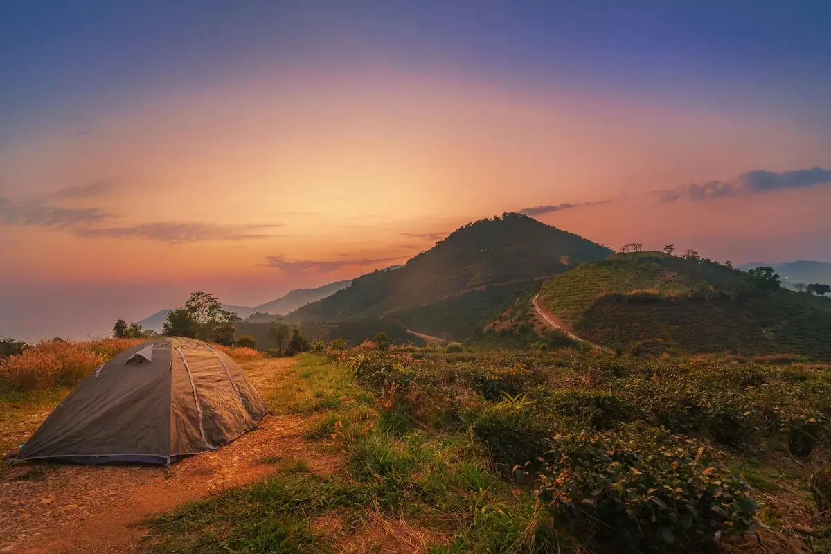 Adquirir o essencial para dormir é uma maneira de acampar gastando pouco. Foto: Canva.