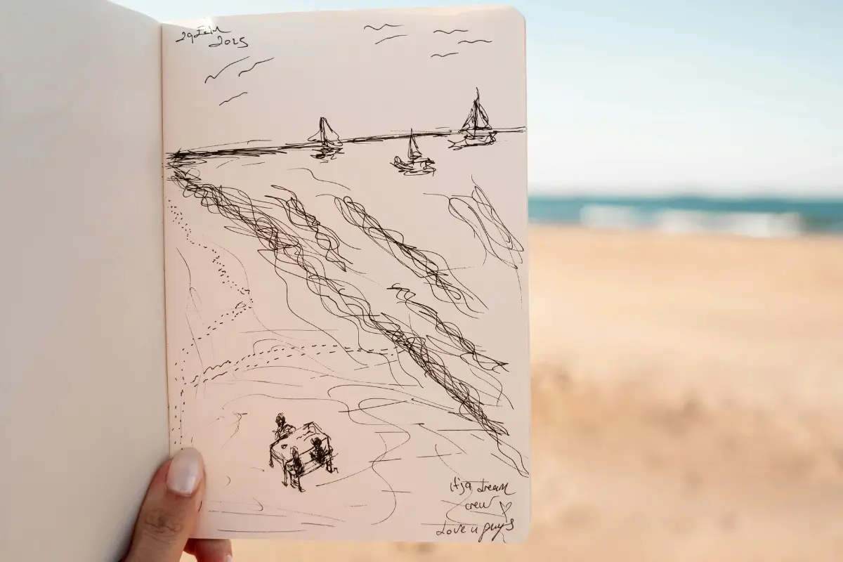 Aprenda a fazer o seu próprio caderno de viagens criativo. Foto: Canva.