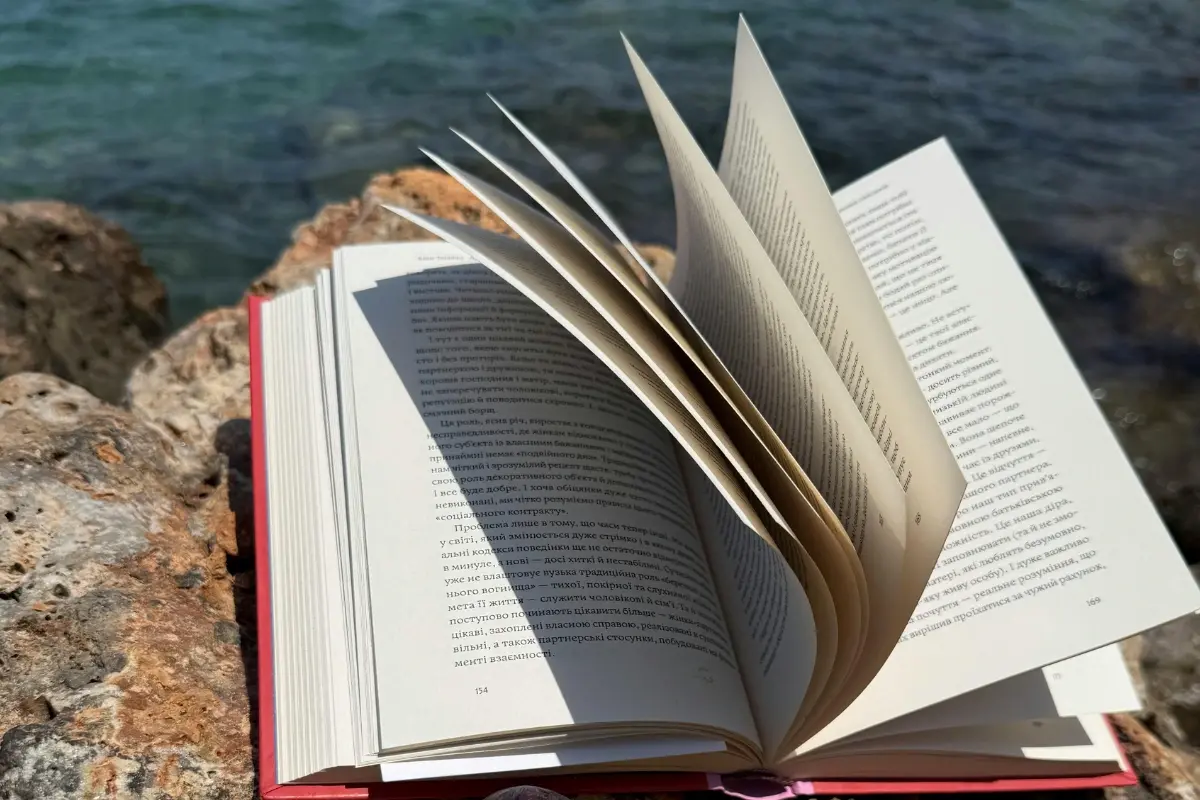 Viajantes unem as paixões por literatura e novos destinos. Foto: Canva.