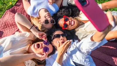 Descubra os benefícios de viajar entre amigas. Foto: Canva.