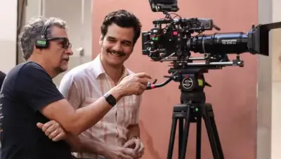 Kleber Mendonça Filho e Wagner Moura durante filmagens do filme O Agente Secreto em Recife. Foto: Laura Castor/Divulgação.