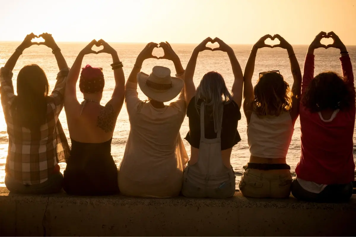 Ter uma rede de apoio feminina torna a vida mais leve e saudável. Foto: Canva.