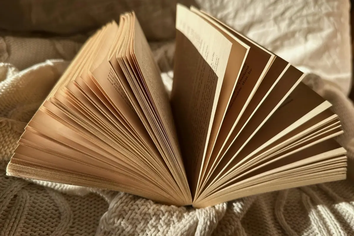 Turistas buscam descompressão e um bom destino para ler. Foto: Canva.