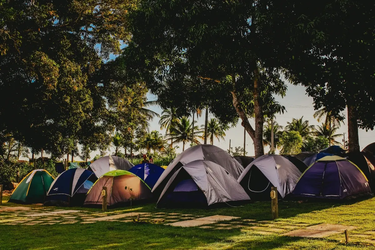 Utilizar ao máximo a estrutura do camping ajuda os acampantes de primeira viagem. Foto: Canva.