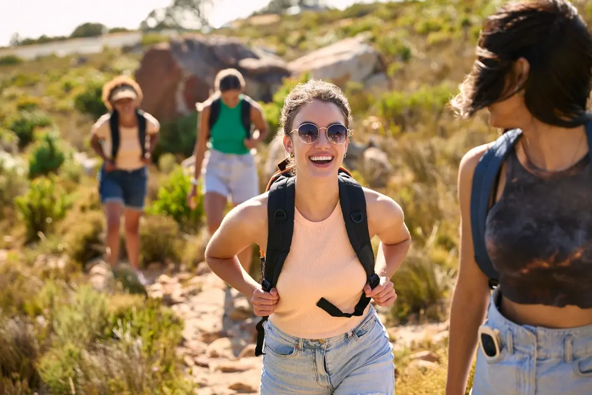 Viagens entre amigas aumentam os vínculos e geram memórias. Foto: Canva.