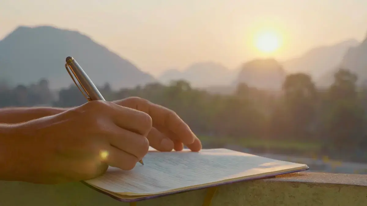 Viagens inesquecíveis merecem ser registradas no seu caderno de viagens. Foto: Canva.