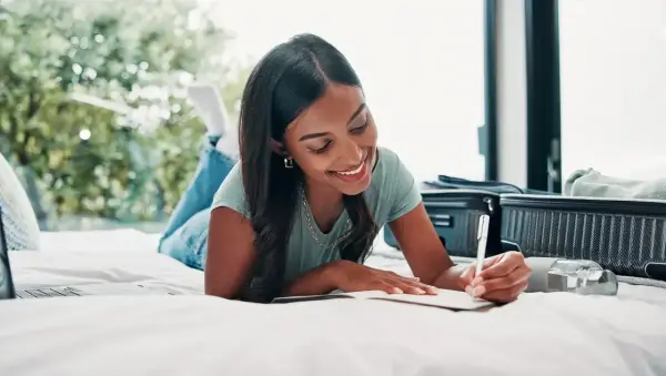 Dicas para fazer um caderno de viagens criativo. Foto: Shutterstock.