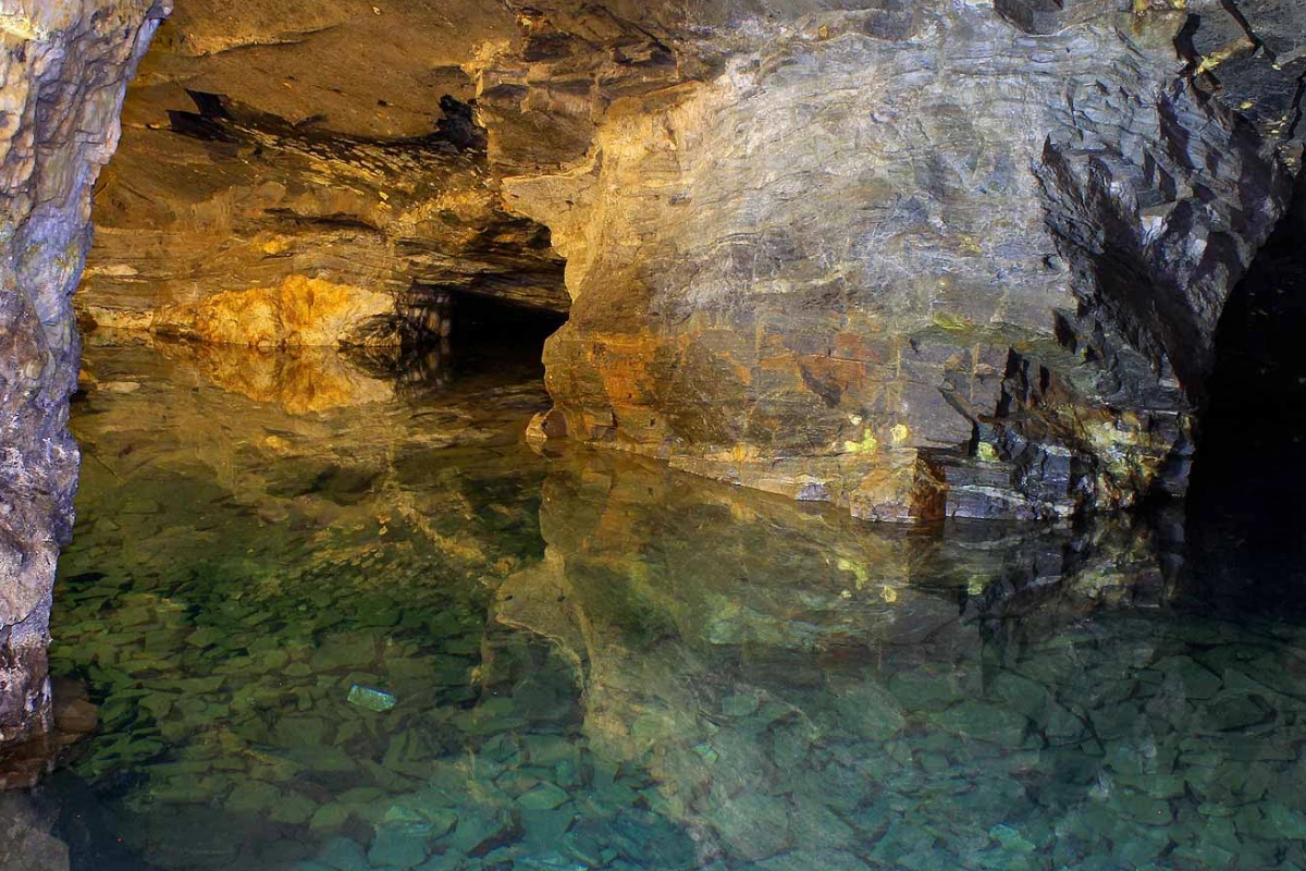 A visita passa pelo lago da mina. Foto: Site Mina da Passagem.