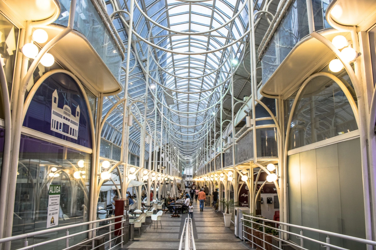 Rua 24 Horas é um dos pontos mais visitados de Curitiba. Foto: Shutterstock.