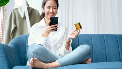 mulher comprando passagem de onibus online pela internet